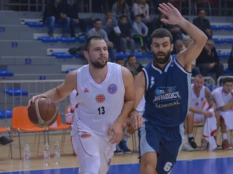 Lazar Živković (broj 13) u dresu KK Konstantin Niš u prodoru sa loptom