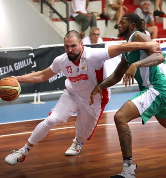 Lazar Živković (broj 13) u prodoru na showcase kampu u Trstu, Italija